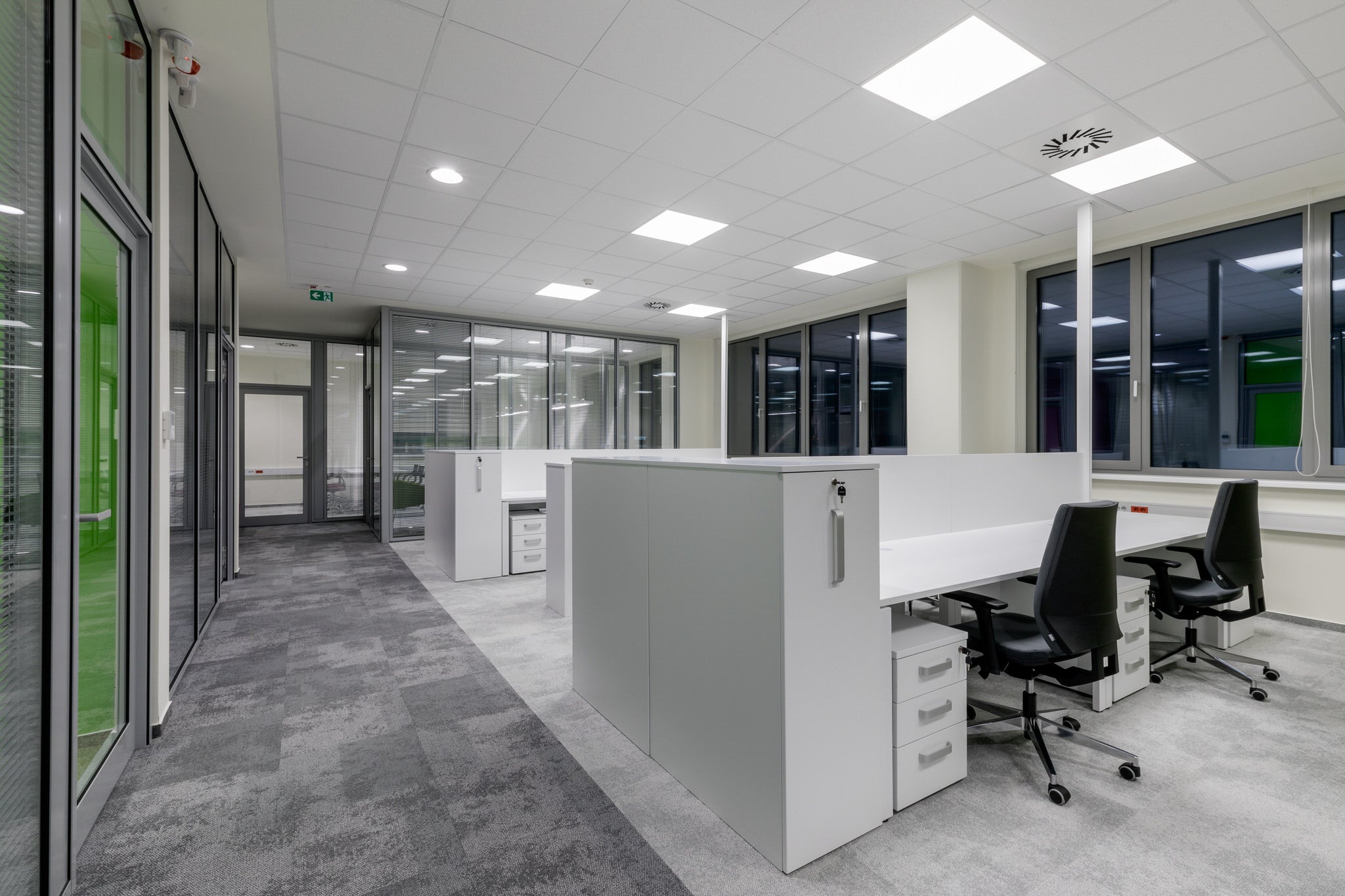 VOLVO Servisni center Ljubljana: pisarne, recepcija in čakalnica