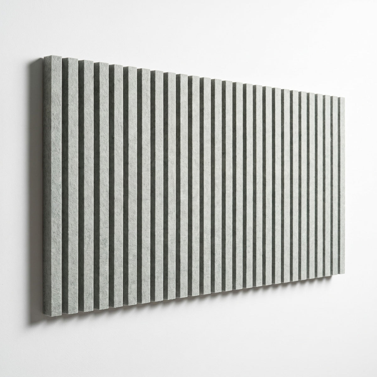 Heka Akustični panel Relief z V-utori v svetlo sivi barvi na belem ozadju