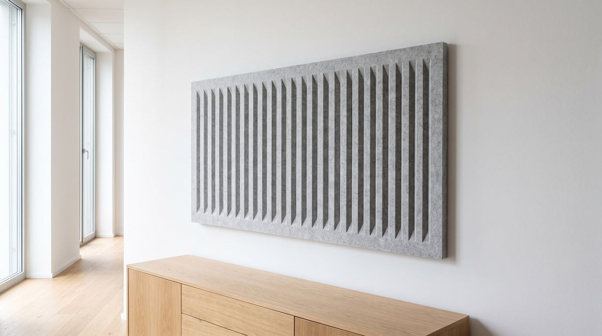 Heka Akustični panel Relief z valovitim V-utorom v svetlo sivi barvi na steni pisarne
